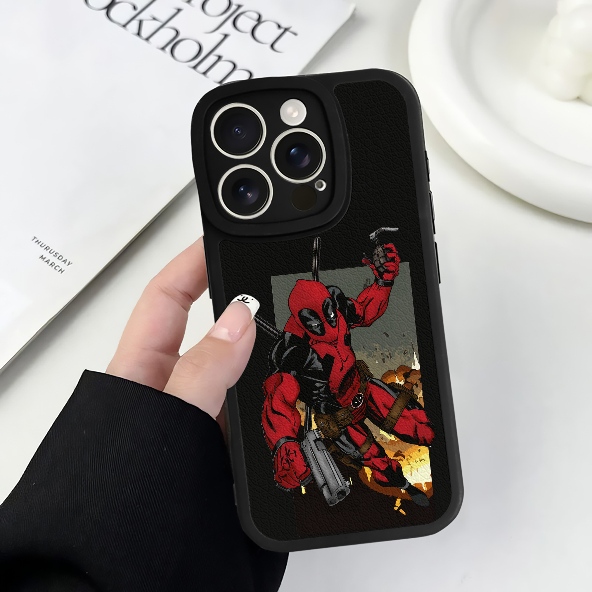 （画像用） Deadpool デッドプール 【iPhone 16シリーズ対応】シリコンスマホケース（レザー調） 材質：シリコン